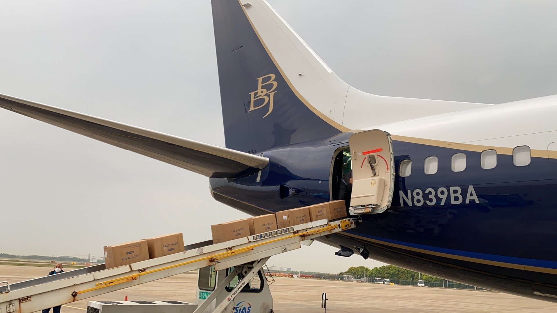 Plane-being-loaded-in-China--002-Boeing