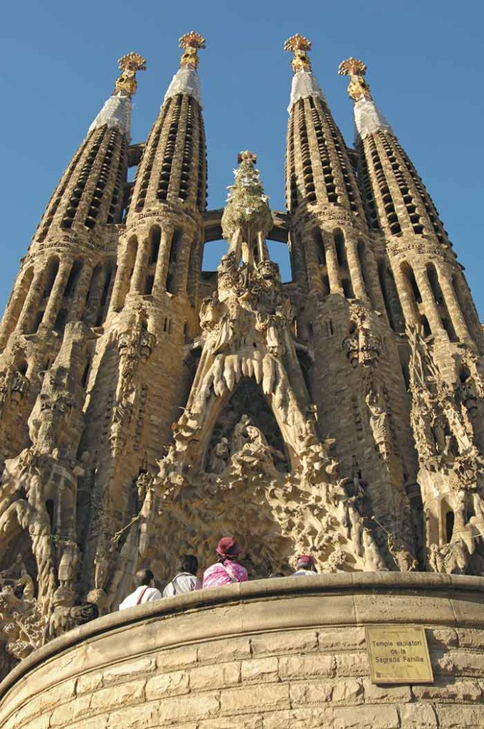 basilica-sagrada-familia.-image-by-espai-dimatge-via-turisme-de-barcelona-680x1024.jpg