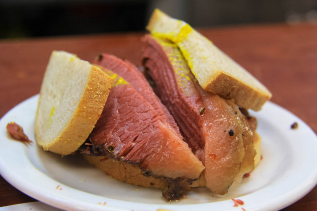 montreal smoked meat sandwich schwartz's