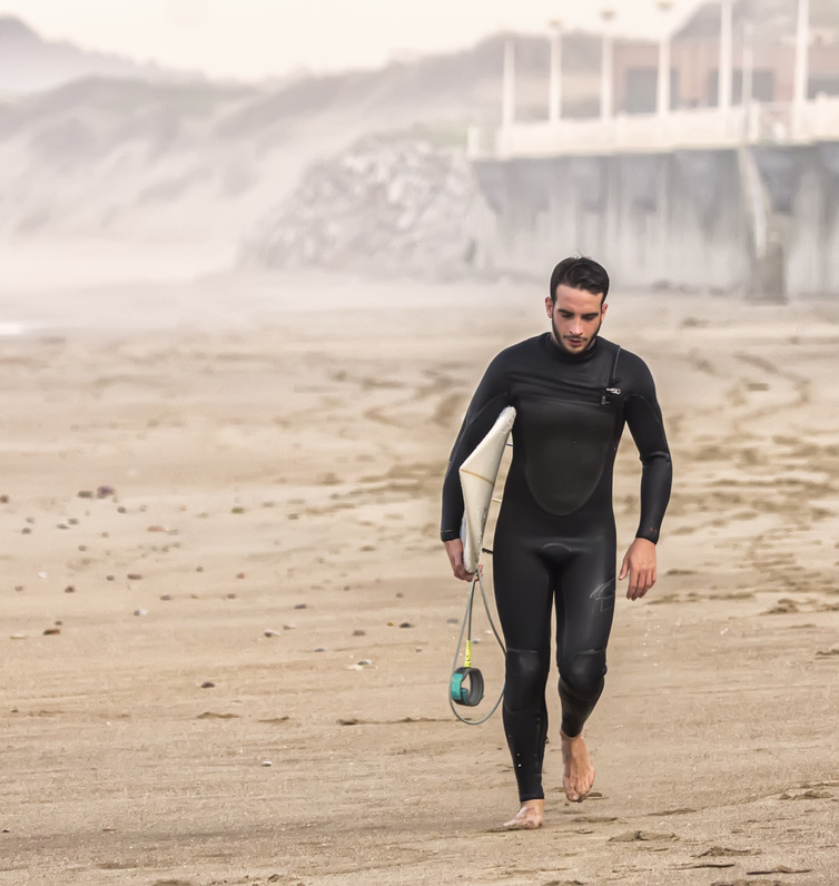 surfer-newquay-full-wetsuit-recommended-all-year-round.jpg