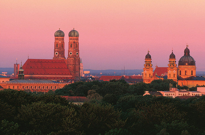 Frauen and Theatinerkirche (c) B. Roemmelt. Image via München Tourismus