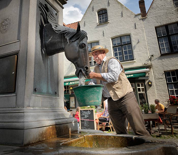 Bruges horse fountain (c) Milo Profi