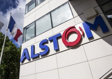 epa04182790 The logo of the French firm Alstom is photographed in Paris, France, 27 April 2014. German group Siemens said 27 April it was available to discuss an alliance with French rival Alstom, upping the ante for US multinational General Electric, which is in talks on buying the French train and power plant builder. In a statement Siemens said it sent Alstom's board of directors a letter 'to signal its willingness to discuss future strategic opportunities.' EPA/ETIENNE LAURENT