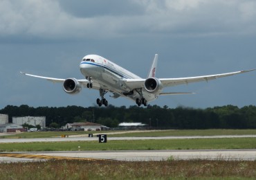 Air China; 787; landing; View from front right; K66550