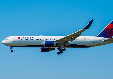 PRYCBK Delta airlines airplane preparing for landing in the blue sky at day time in international airport