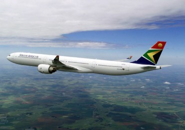 Undated handout photo of the Airbus A340-600 sporting the logo and colors of South African Airways .    AFP PHOTO -AIRBUS /PASCAL PAVANI/pp / AFP PHOTO / PASCAL PAVANI